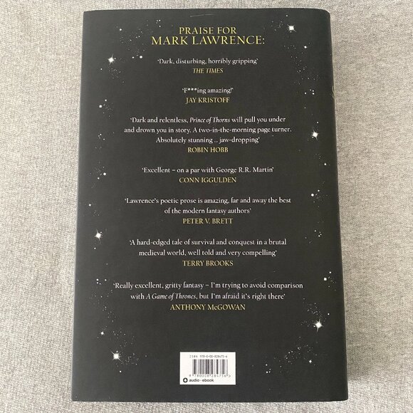 Illumicrate Edition Signed Sprayed Edge The Girl And The Stars By Mark Lawrence - Picture 2 of 15